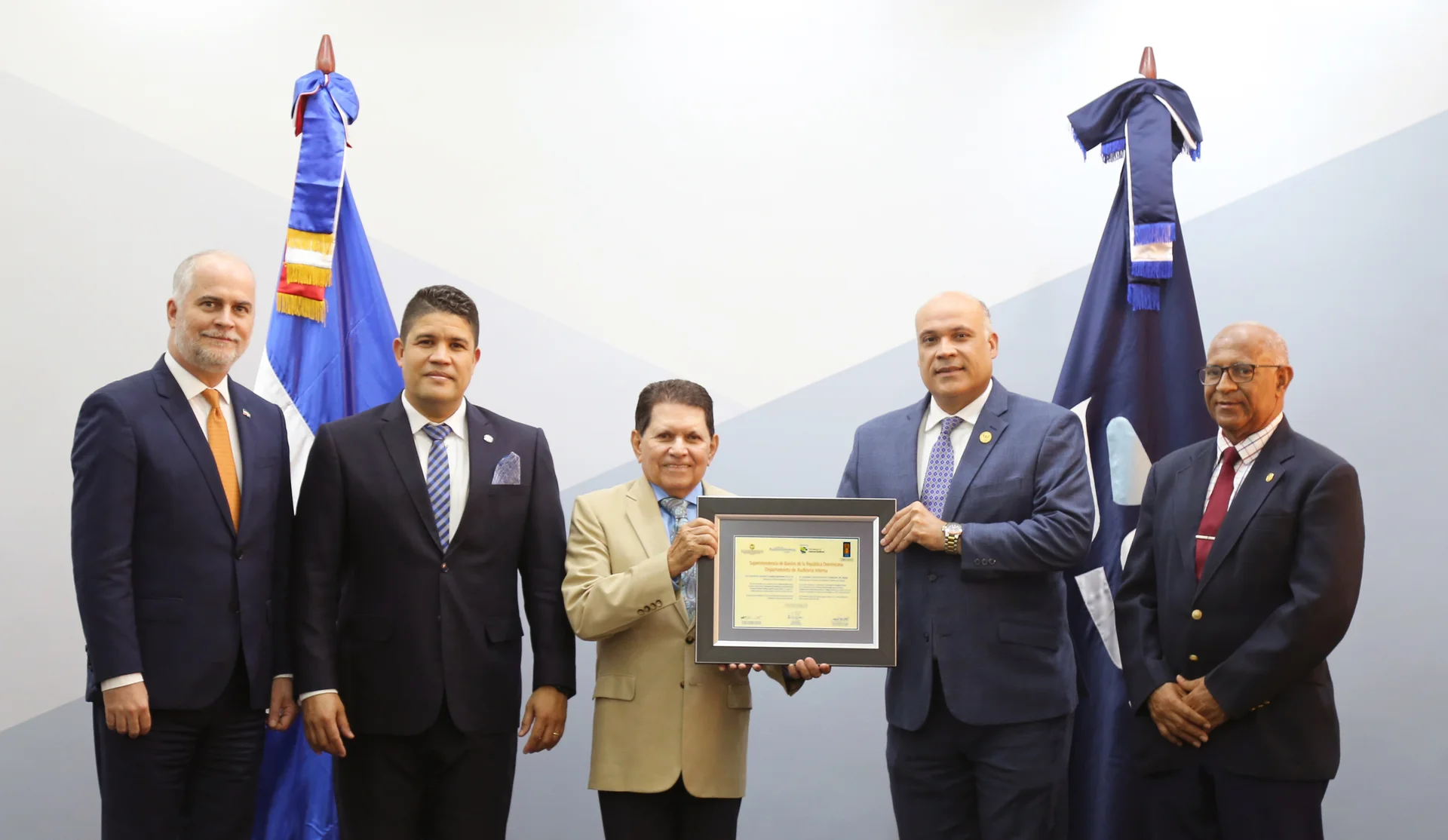 Superintendente de Bancos junto a cuatro integrantes del Instituto de Auditores Internos de la República Dominicana